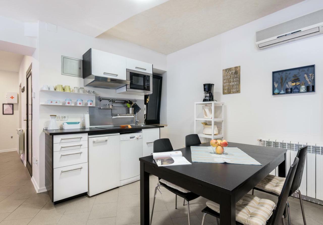 Ferienwohnung White&Blue Top Center App Pula Exterior foto